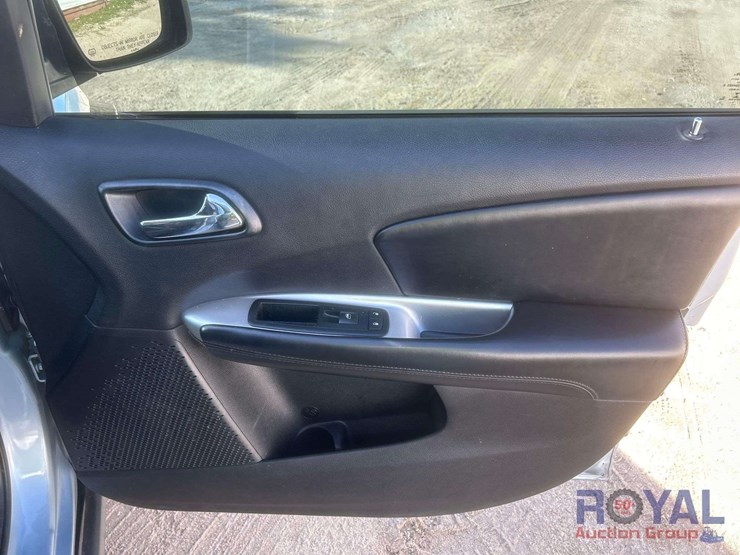 2013-dodge-journey-sxt-image-26
