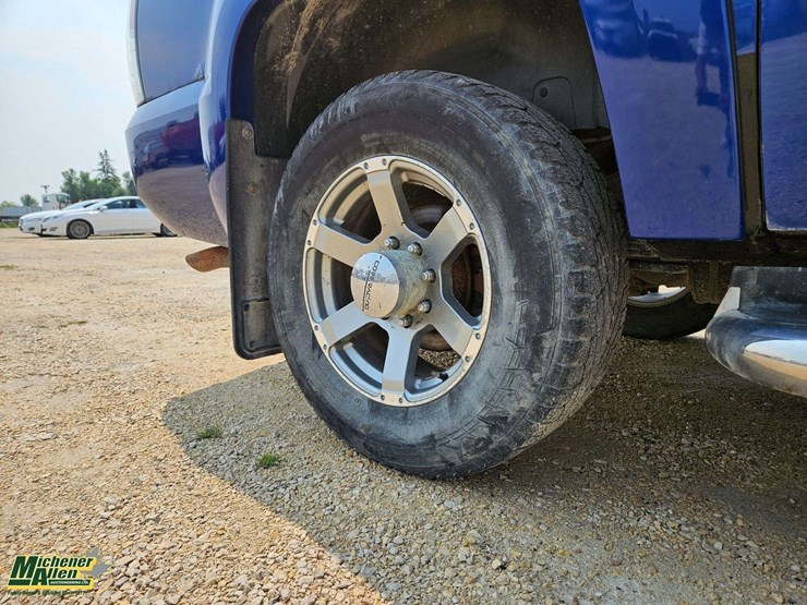 2008-chevrolet-suburban-image-11