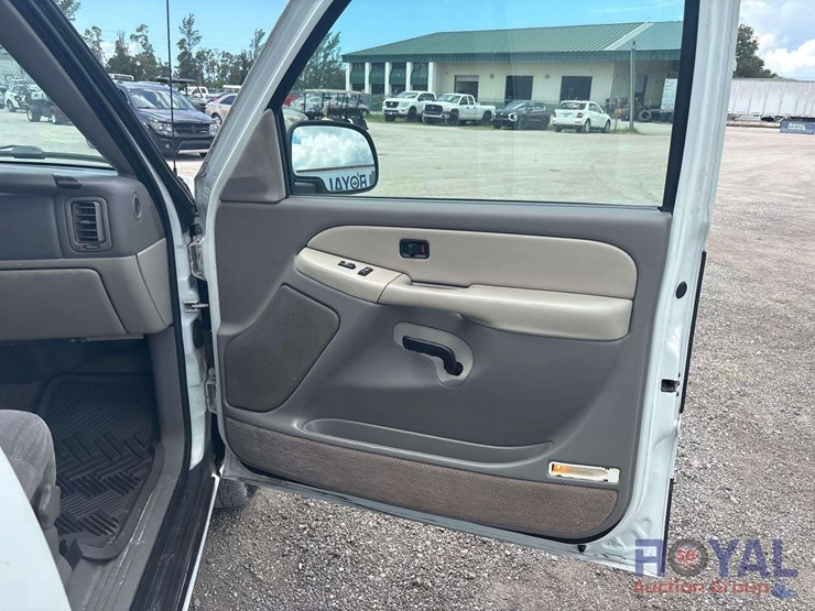 2001-chevrolet-tahoe-image-21
