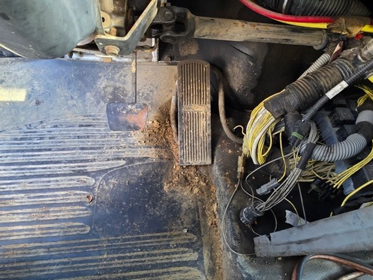 2002-freightliner-fl70-image-53