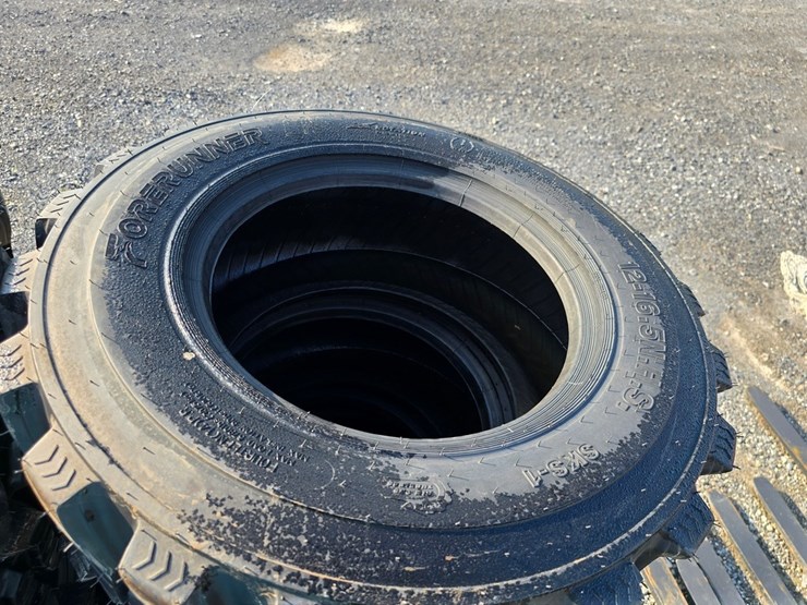 new-4-12-16.5-forerunner-skidloader-tires-image-4