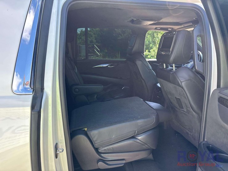 2015-cadillac-escalade-esv-platinum-image-18