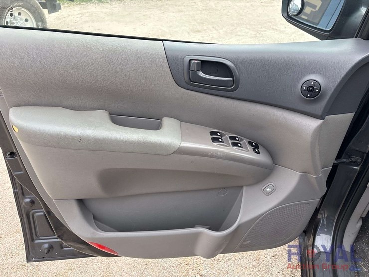 2014-kia-sedona-image-8