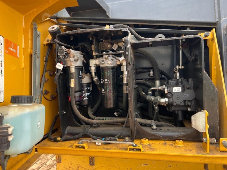 2020-deere-700k-lgp-image-26