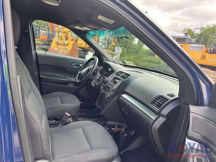 2016-ford-explorer-image-21