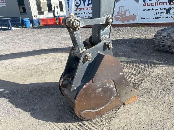 2015-deere-135g-image-27