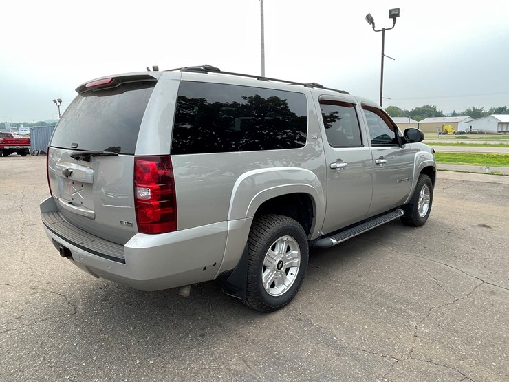 2008-chevrolet-suburban-image-5