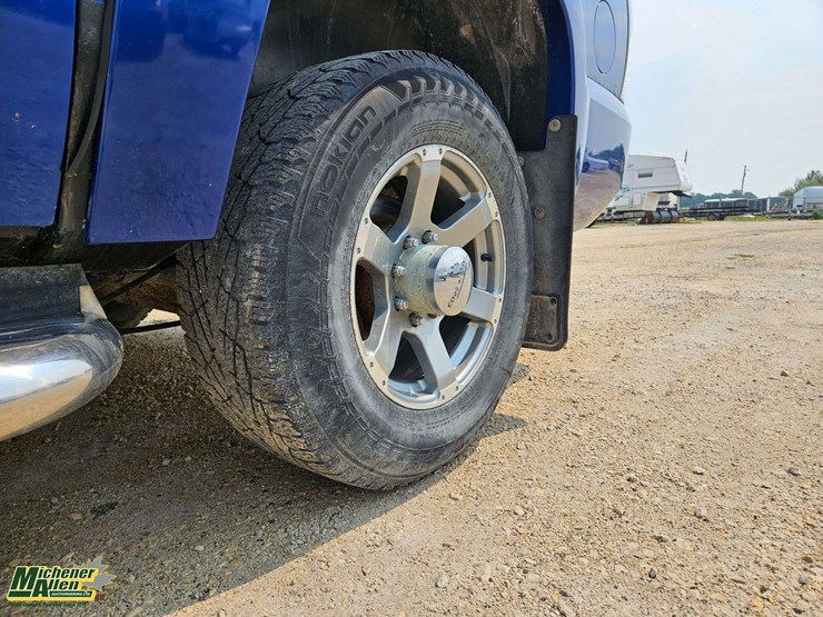2008-chevrolet-suburban-image-14