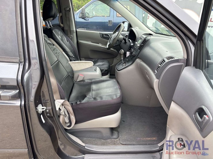 2014-kia-sedona-image-22