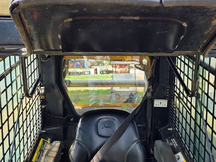 2007-deere-ct332-image-40