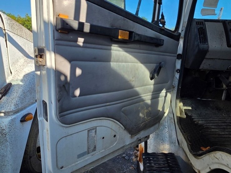 2002-freightliner-fl70-image-42