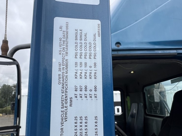 2010-mack-cxu613-tri-axle-truck-tractor-image-26