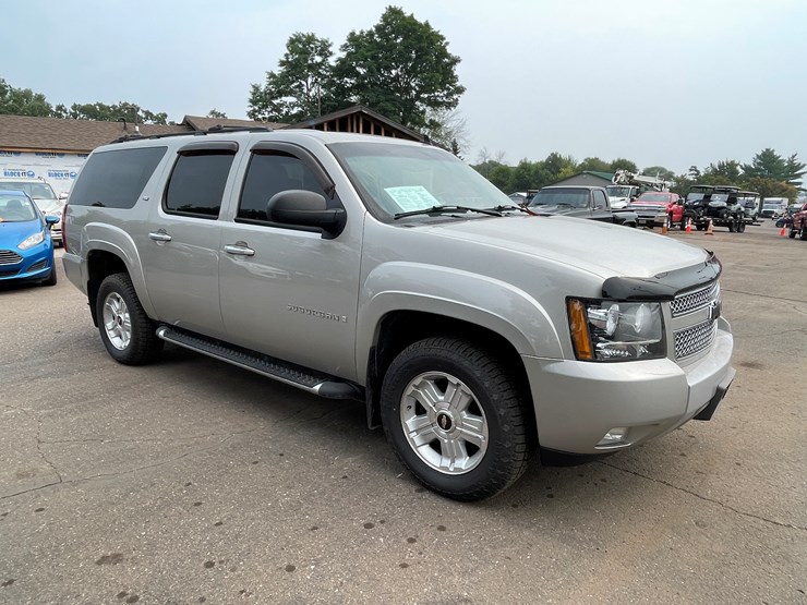 2008-chevrolet-suburban-image-3