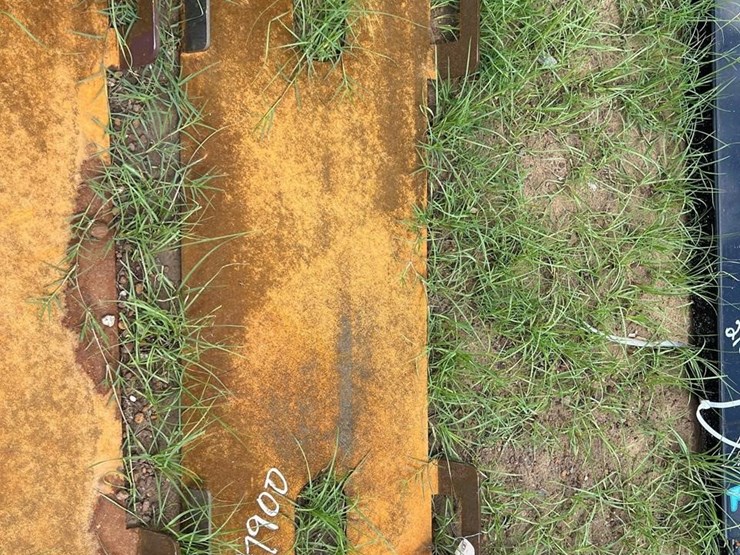 unused-future-skid-steer-mounting-plate-image-1