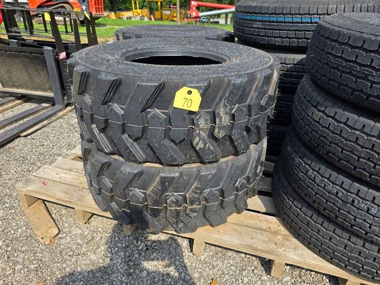 new-4-17.5-forerunner-skidloader-tires-image-2