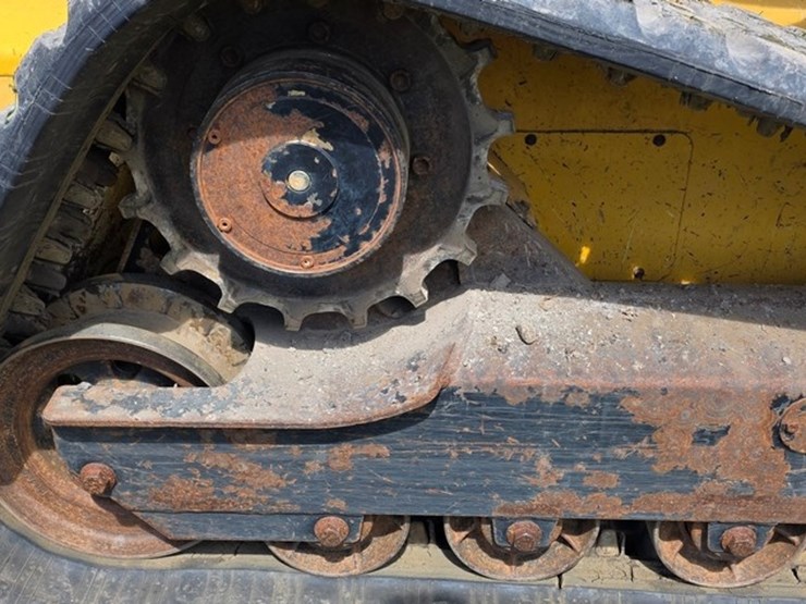 2007-deere-ct332-image-14