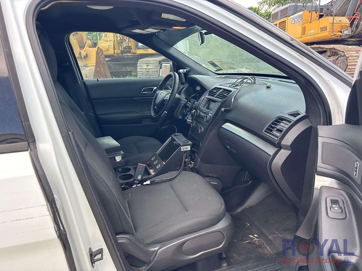 2018-ford-explorer-image-19