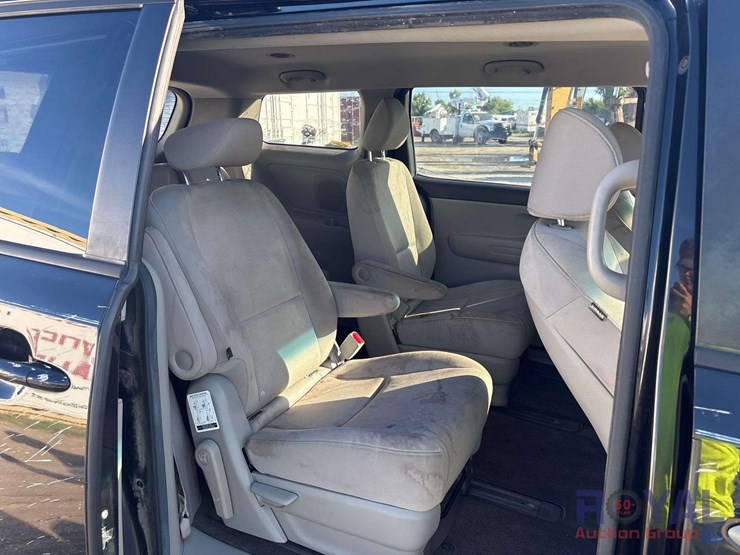 2015-kia-sedona-image-21