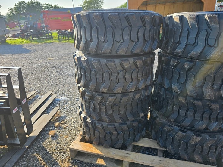 new-4-12-16.5-forerunner-skidloader-tires-image-1