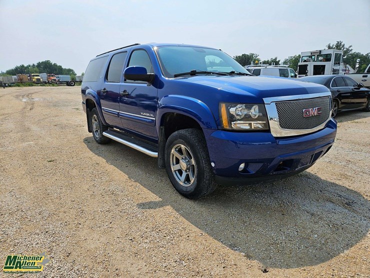 2008-chevrolet-suburban-image-3
