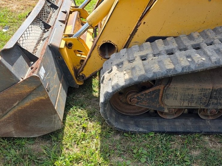 2007-deere-ct332-image-25