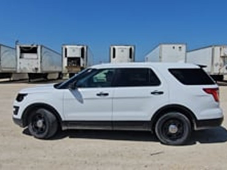 2017-ford-explorer-image-37