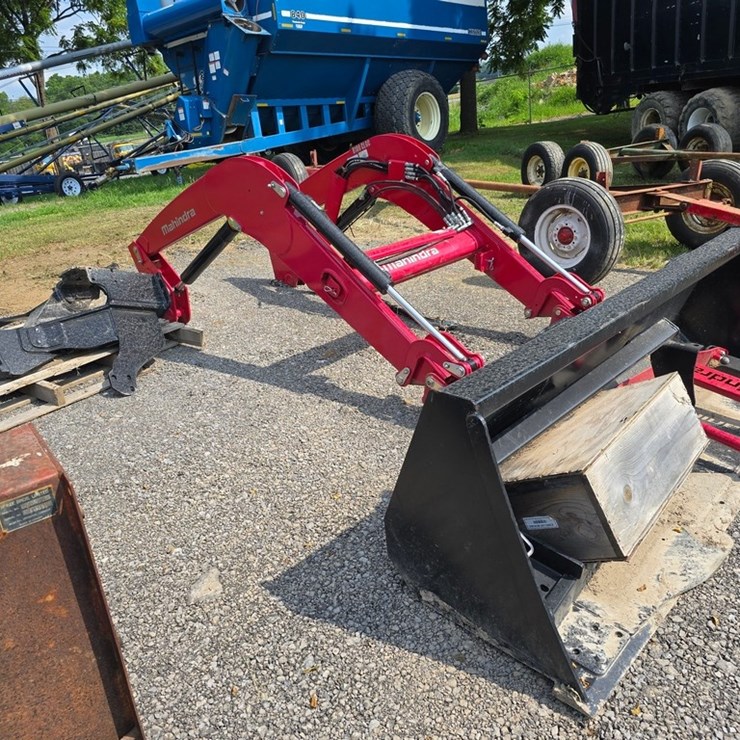 MAHINDRA 8100