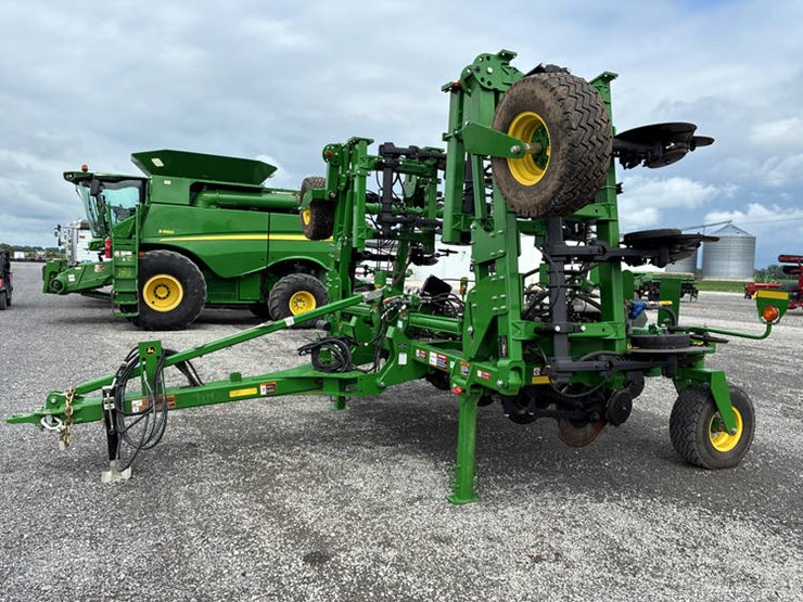 2023-john-deere-2510h-image-10