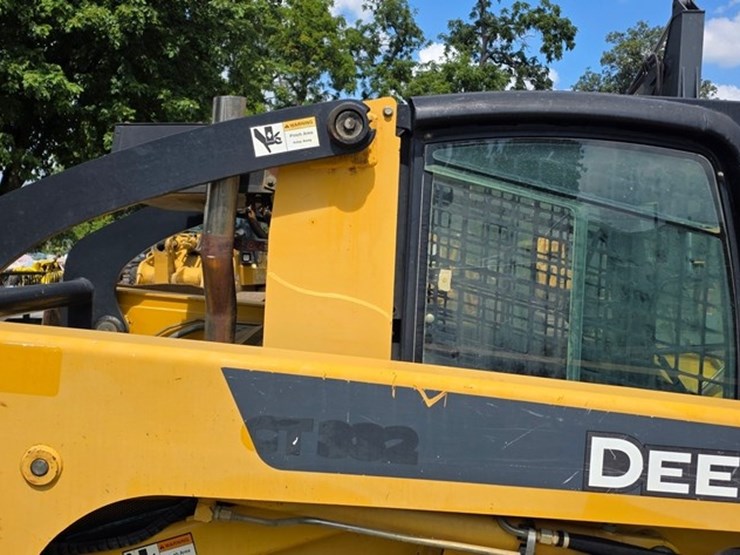 2007-deere-ct332-image-13