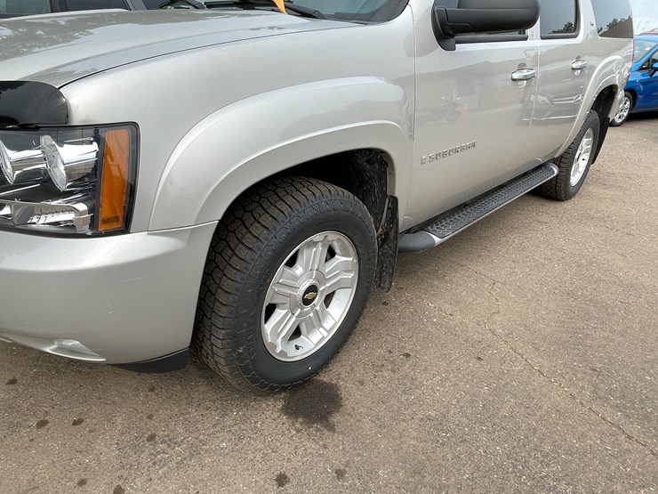 2008-chevrolet-suburban-image-14