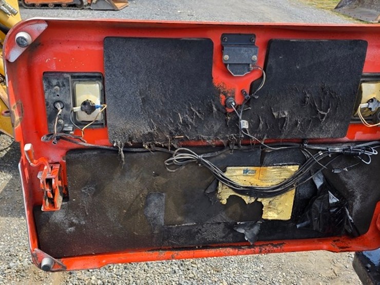 2011-bobcat-s630-image-38