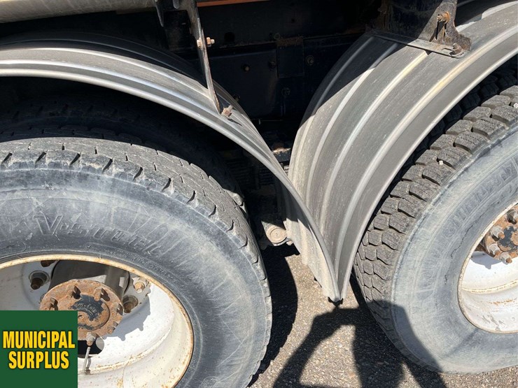 2000-freightliner-fl80-image-16