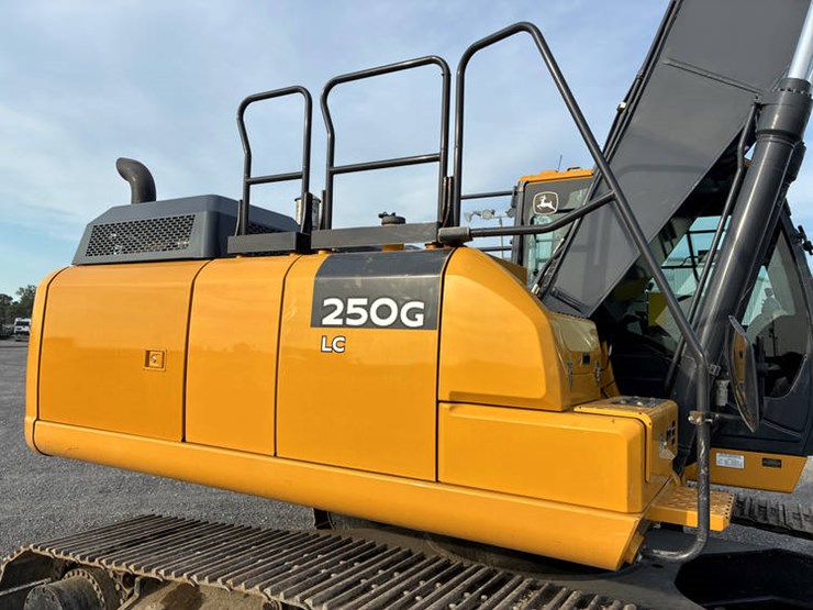 2021-john-deere-250-image-57