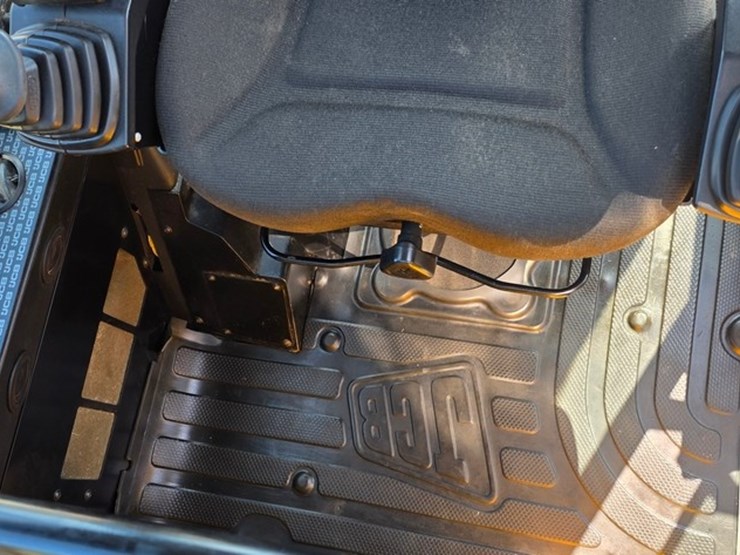 2021-jcb-1cxt-image-44