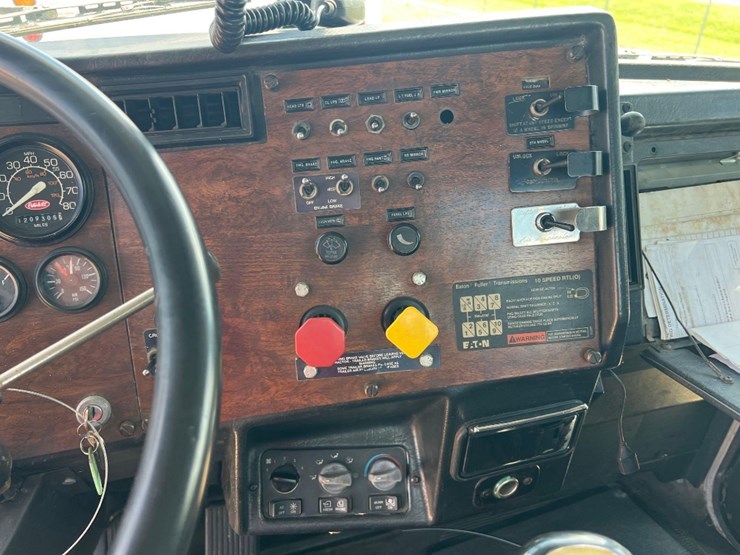 1996-peterbilt-379-image-31