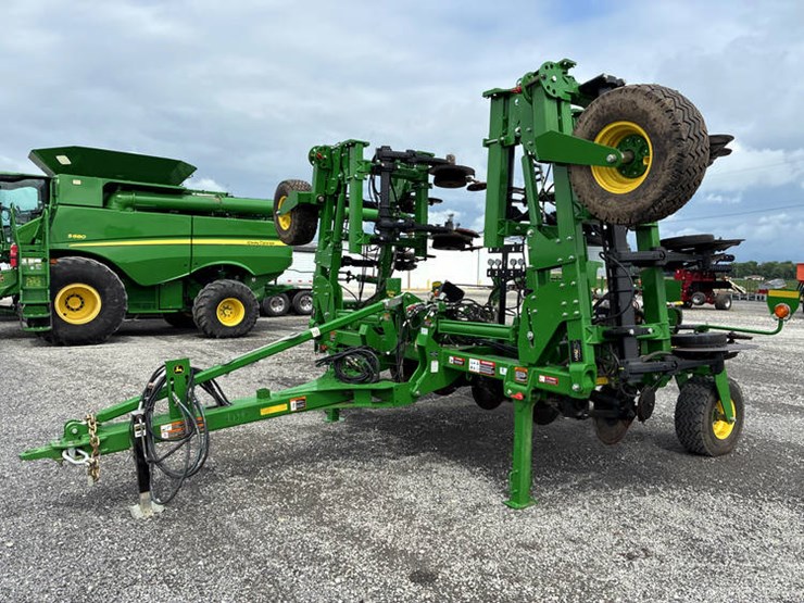 2023-john-deere-2510h-image-11