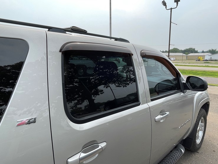 2008-chevrolet-suburban-image-36