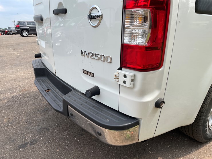 2013-nissan-nv2500-image-30