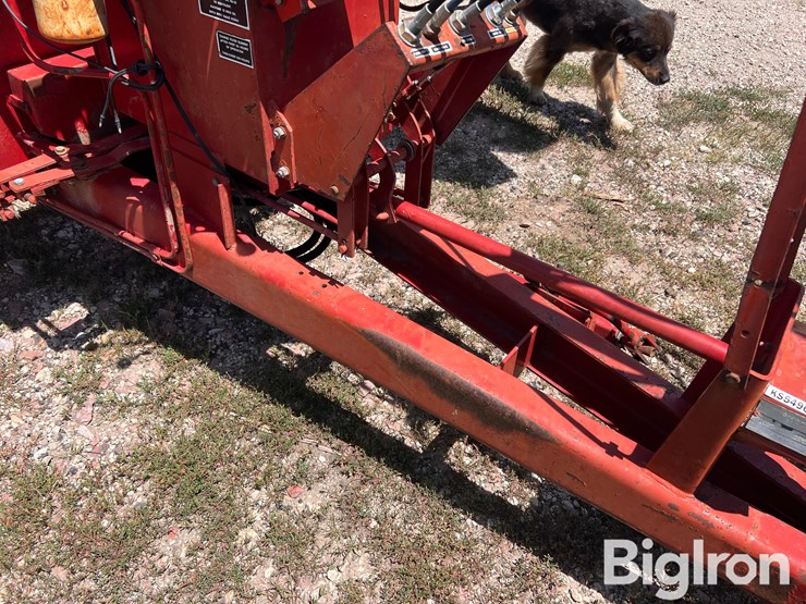 new-holland-1037-image-16
