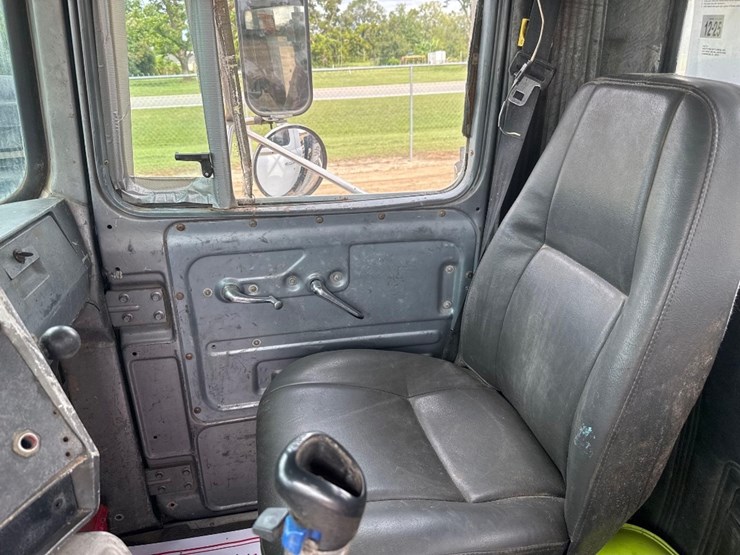 2001-mack-rd688s-image-31