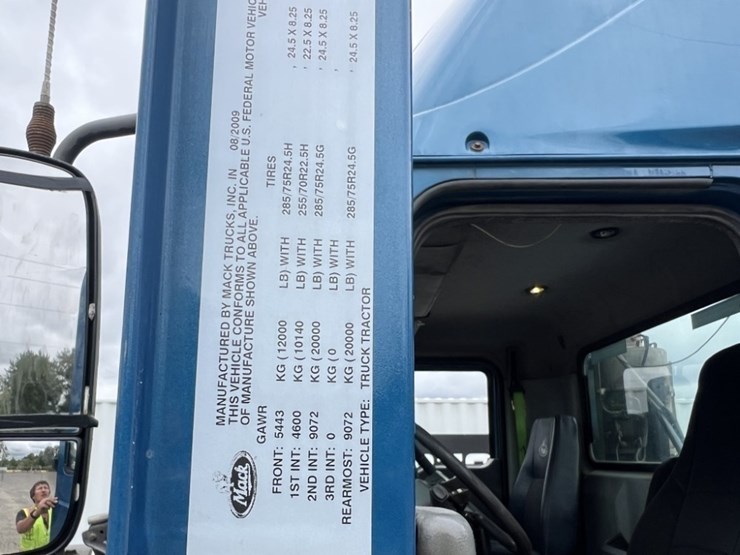 2010-mack-cxu613-tri-axle-truck-tractor-image-25