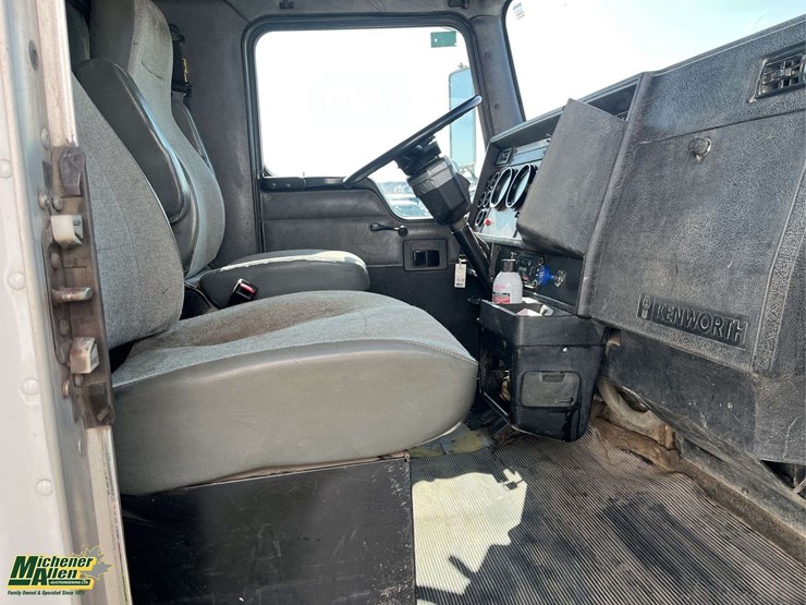 2001-kenworth-t300-image-12