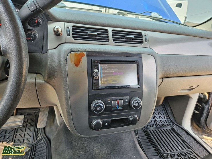 2008-chevrolet-suburban-image-20