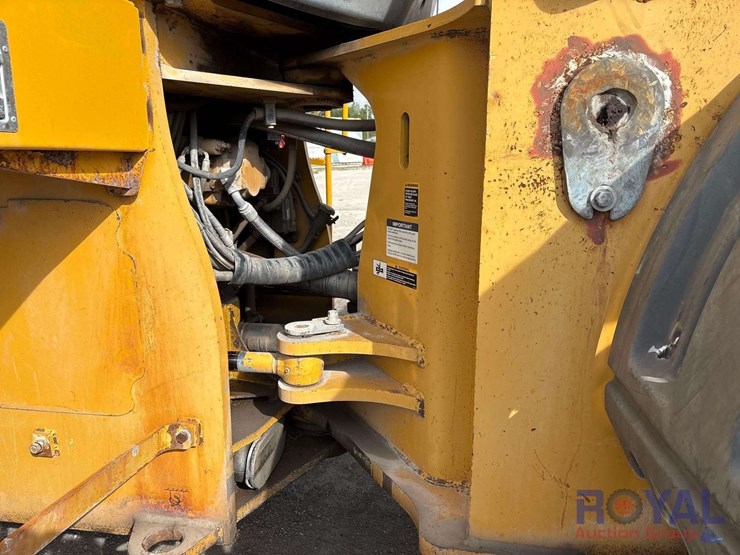 2011-deere-844k-image-34