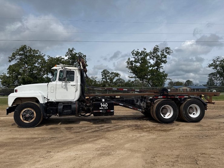 2001-mack-rd688s-image-1
