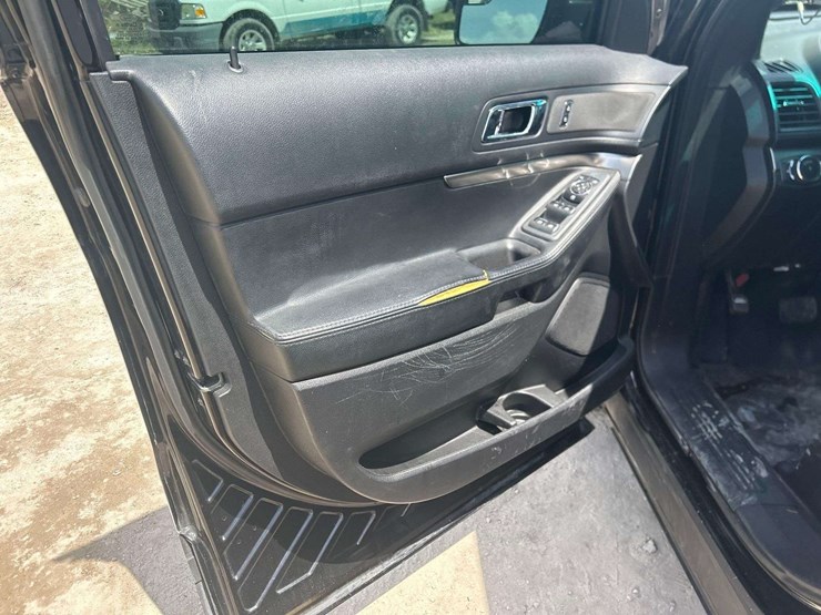 2016-ford-explorer-image-5
