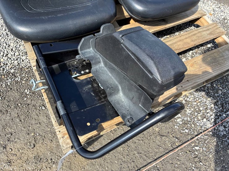 #113254-•-seats-for-2016-825-gator-w/bracket-image-2