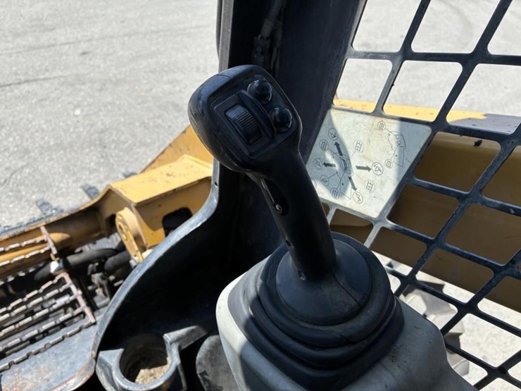 2013-caterpillar-262d-image-15