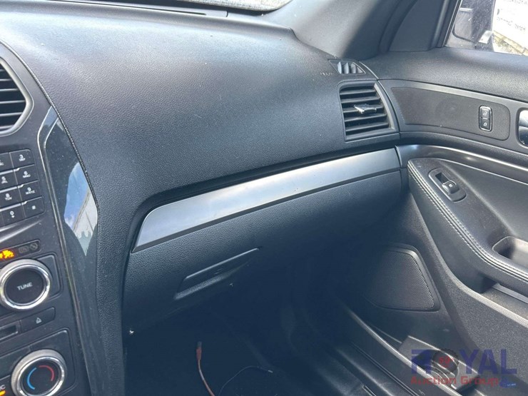 2017-ford-explorer-image-16
