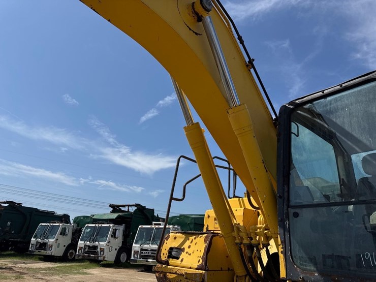2016-komatsu-pc210-lc-11-image-13